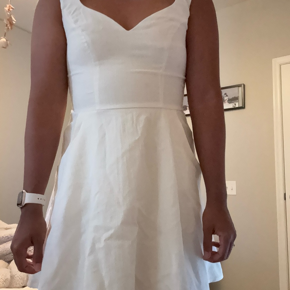 Elegant White Sleeveless Dress